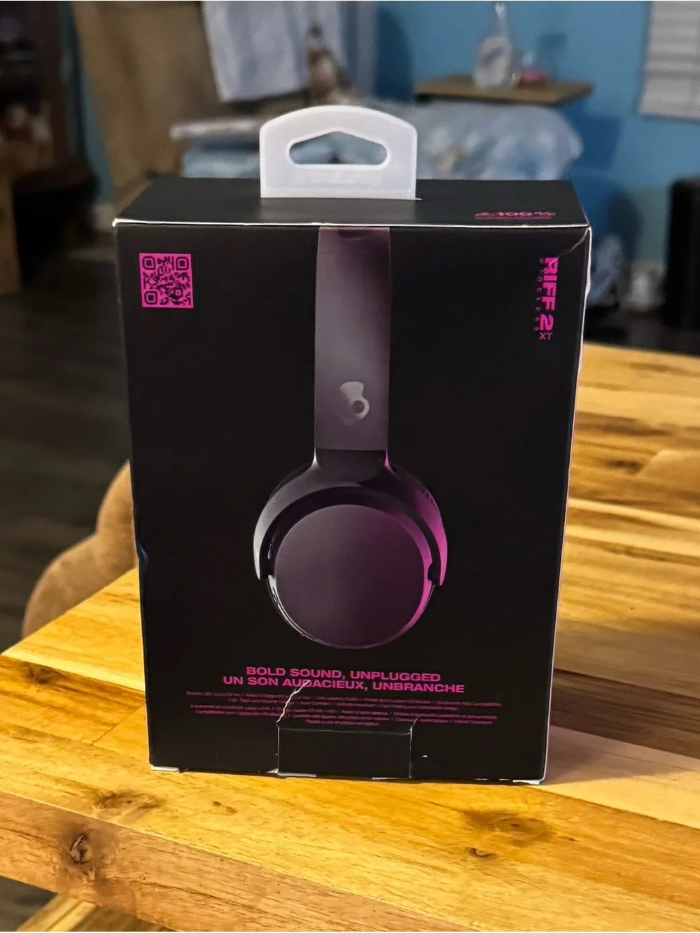 Skullcandy Riff 2 Wireless Headphones - Black on Pink Box